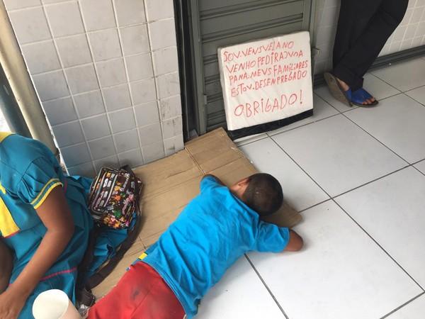 Grupo de Venezuelanos pediu ajuda à população em lojas e casas lotéricas do Centro de Teresina.(Imagem: Maria Romero/ G1 PI)
