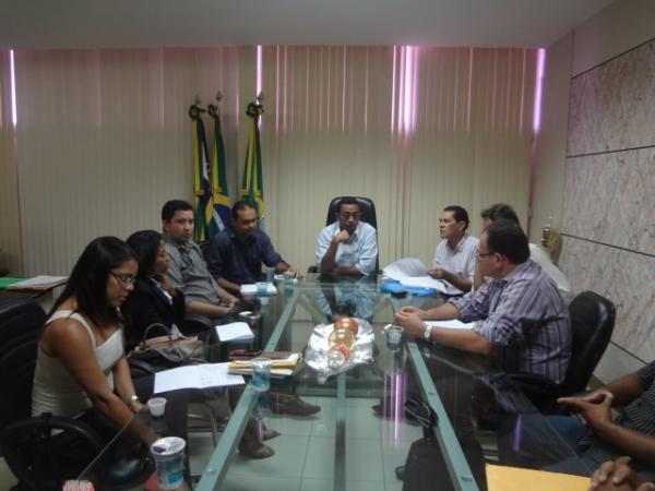 Reunião discute ações para melhorar a iluminação no Carnaval.(Imagem:FlorianoNews)