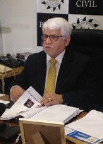 Delegado Cleber Ferreira apresenta o inquérito à imprensa nesta terça-feira.(Imagem:Paula Menezes)