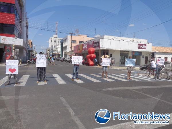 Jovens evangélicos levam a Palavra de Deus ao trânsito de Floriano.(Imagem:FlorianoNews)