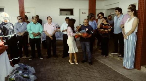 Saúde entrega fardamentos aos profissionais do SAMU de Floriano.(Imagem:FlorianoNews)