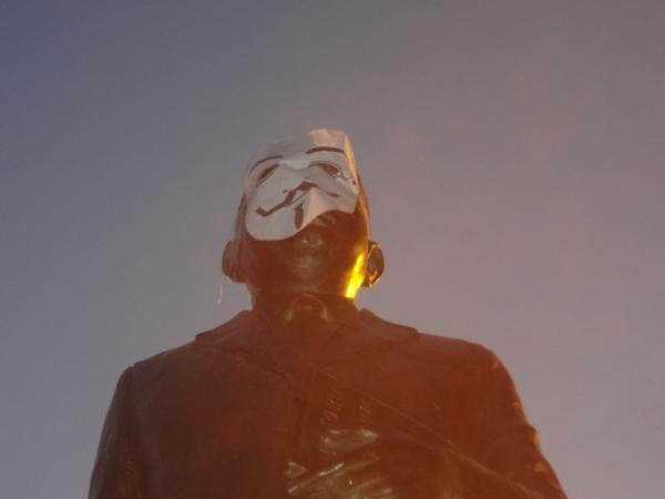 Grupo pratica ação de vandalismo na estátua em homenagem ao Dr. Sebastião Martins.(Imagem:FlorianoNews)