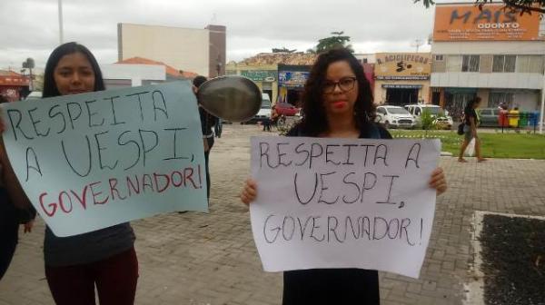 Acadêmicos da UESPI de Floriano realizam manifestação em busca de melhorias.(Imagem:FlorianoNews)