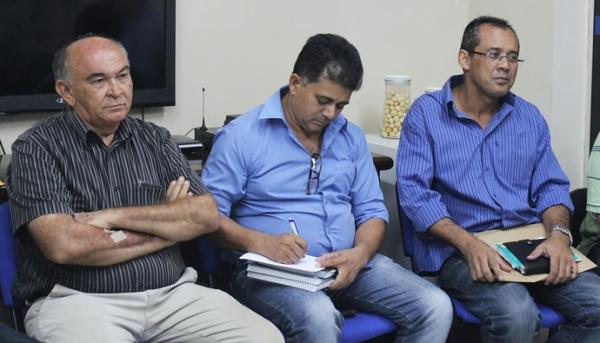 Júlio Arcoverde conversa com presidente da FFP, Cesarino Oliveira, após o fim do arbitral. Presidente do River-PI subiu o tom ao criticar a forma escolhida para o Piauiense 2016.(Imagem:Josiel Martins)