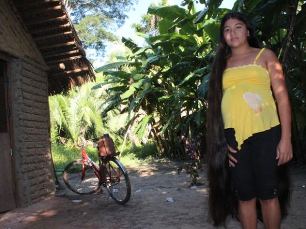 Rosilene Rodrigues, 21 anos, não corta o cabelo há 10 anos e disse que fios valem R$ 3 mil.(Imagem:Patrícia Andrade/G1)