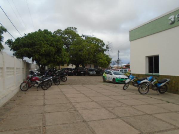 Motocicleta é apreendida por apresentar irregularidade na documentação.(Imagem:FlorianoNews)