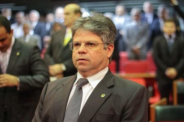 Gustavo Neiva prestigia título de cidadão piauiense ao senador João Vicente Claudino.(Imagem:Divulgação)
