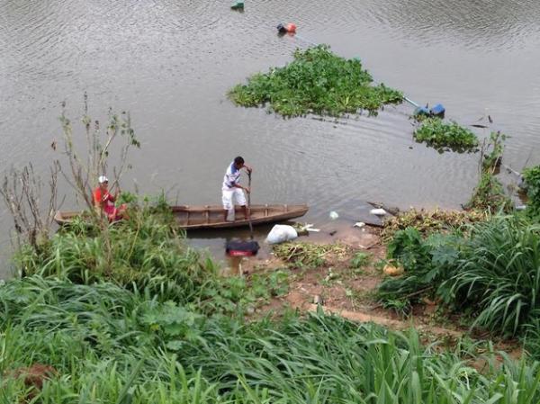 Dragueiros percorreram o rio e encontraram outros sacos com partes do corpo(Imagem:Gilcilene Araújo/G1)