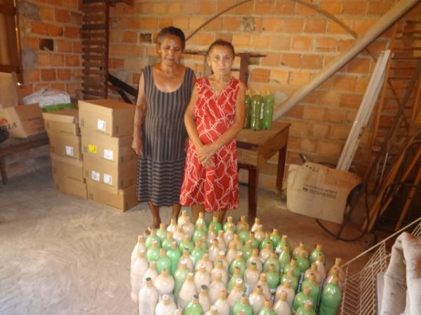 Projeto Mãos que Ajudam doa alimentos armazenados em garrafas pet.(Imagem:FlorianoNews)
