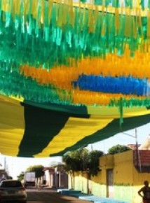 Lona com 50 metros foi colocada na rua para acompanhar jogos do Brasil.(Imagem:Daniel Cunha)