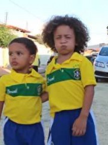 Lian e Murilo, sósias mirins de David Luiz e Thiago Silva, mostram cara emburrada, habilidade com bola e atendem a apelo dos pais durante gravação de vídeo para zaga.(Imagem:G1 PI)