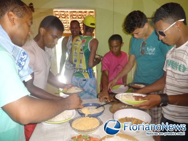 Atores da ?Paixão de Cristo? participaram de almoço na localidade Morrinhos.(Imagem:FlorianoNews)