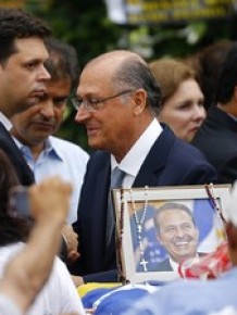 O governador de São Paulo, Geraldo Alckmin (PSDB), no velório de Eduardo Campos.(Imagem:Ricardo Moraes /Reuters)