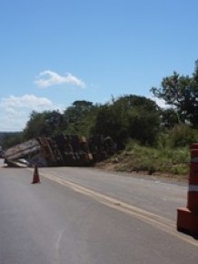 Uma das faixas da rodovia ficou completamente interditada.(Imagem:Misael Lima / Portal MPiauí)