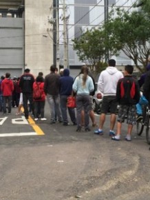 Torcida do Atlético-PR fez fila para comprar ingresso, mas não foi atendida por ninguém.(Imagem:Cleverson Freitas)