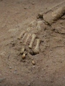 Detalhe do pé da ossada da criança quando foi enterrada.(Imagem:Pedro Santiago/G1)