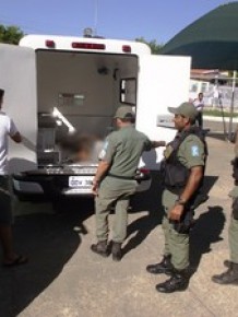 Corpo foi levado para hospital onde será feito o exame cadavérico.(Imagem:Socorro Pereira/Portal Jenipapo)