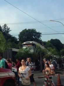 Carro fica prensado entre dois ônibus na Avenida Vereador José Diniz nesta quarta-feira (12).(Imagem:Aline Raquel Guilherme/VC no G1)