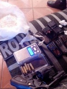 Droga, arma, munições e vários celulares foram apreendidos.(Imagem:Gerson Piauilino/TV Clube)