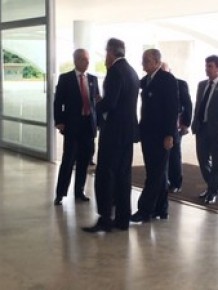 Dirigentes chegam ao Palácio do Planalto para reunião com Dilma.(Imagem:Fabrício Marques)