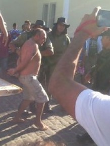 Clewilson sendo levado para delegacia de São Miguel do Tapuio.(Imagem:Divulgação/Polícia Militar)