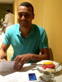 Elton sorri e assina contrato com o Flamengo no Rio de Janeiro(Imagem:Divulgação / Think Ball & Sports Consulting)