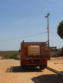 Donos de caminhonetes faturam na cidade com a venda de água.(Imagem:Patrícia Andrade/G1)