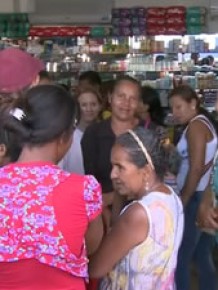 Com a limitação da agência, população forma filas para usar caixas eletrônicos no comércio.(Imagem:Reprodução/TV Clube)