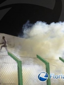 Torcida Esporão de Galo é escoltada pelo GRT-3 após confusão no Estádio Tiberão.(Imagem:FlorianoNews)