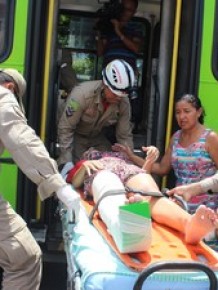 Passageira de ônibus passou mal após colisão e foi socorrida.(Imagem:Catarina Costa / G1)