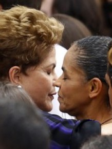 A presidente Dilma Rousseff com a ex-senadora Marina Silva no velório de Eduardo Campos no Recife.(Imagem:Ricardo Moraes/Reuters)