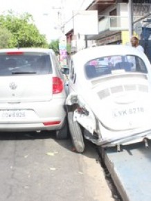 Veículo branco foi arrastado por cerca de 20 metros.(Imagem:Pedro Santiago/G1)