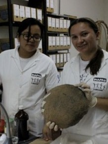 Arqueólogas Adriana e Tânia fazem parte da equipe que achou 12 sepulturas.(Imagem:Pedro Santiago/G1)