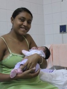 Elane com a filha na maternidade em outubro de 2013.(Imagem: Pedro Santiago/G1)