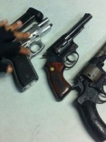Três armas foram apreendidas dentro de bar no Dirceu II.(Imagem:Polícia Militar)