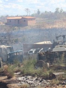 Fogo começou na mata, mas rapidamente se espalhou e chegou à sucata.(Imagem:Catarina Costa / G1)