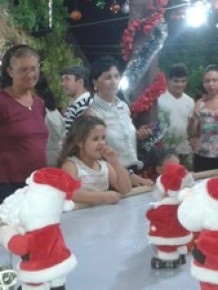Adultos e crianças ficam fascinados com os papais noéis em Teresina.(Imagem:Gilcilene Araújo/G1)
