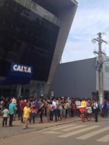 Fila banco na Caixa Econômic Federal(Imagem:Rayssa Natani/G1)