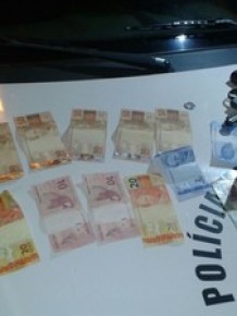 Dinheiro e arma foram encontrados com o suspeito.(Imagem:Polícia Militar/Divulgação)