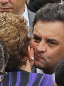 A presidente Dilma Rousseff e o senador Aécio Neves se cumprimentam durante o velório de Eduardo Campos no Recife.(Imagem:Paulo Whitaker/Reuters)