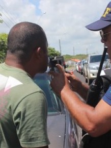 PRF faz fiscalização na cidade de Luis Correia, litoral do Piauí.(Imagem:Ellyo Texeira / G1)