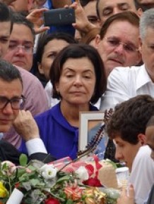 A mãe de Eduardo Campos, a ex-deputada e ministra do TCU Ana Arraes, ao lado de políticos do PSB, no velório de Campos.(Imagem:Lucas Liausu/Globoesporte. com)