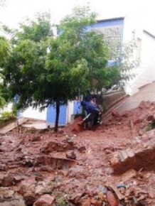 Muro de encosta desabou após chuva em Picos.(Imagem:Hítalo Rodrigues/TV Clube)