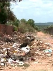 Moradores jogam lixo e dona Dolores diz que falta conscientização.(Imagem:Reprodução/TV Clube)