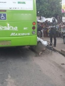 Mulher se desequilibrou ao passar por lombada e foi atropelada pelo ônibus.(Imagem:Felipe Pereira)