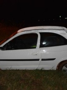 Carro dirigido por condenado por tráfico chegou a ser atingido pelos policiais.(Imagem:Cristiano Setragni)