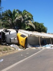 Veículo tombou na noite de terça-feira (27) e três dias após acidente ainda não foi retirado da pista.(Imagem:Misael Lima / Portal MPiauí)