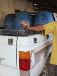 Juscelino Alves cobra para transportar galões de água.(Imagem:Gilcilene Araújo/G1)