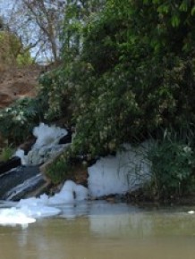 Homem pesca próximo a saída de esgoto no rio Parnaíba, em Teresina (PI).(Imagem:Gil Oliveira)