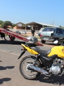 O motociclista bateu na traseira do carro modelo Fiat e morreu no local.(Imagem: Gilcilene Araújo/G1)